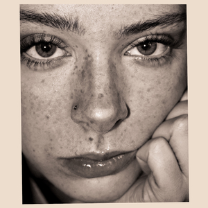 两根黑捧一前一后
