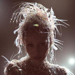 两根黑捧一前一后
